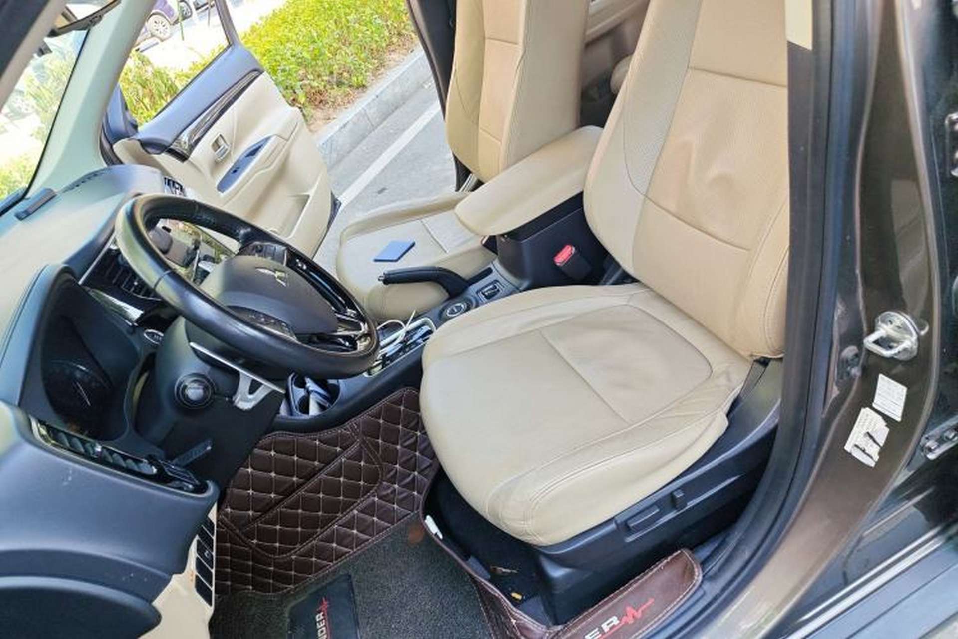 Used Mitsubishi Outlander 2016 2.4L 4x4 Elite Edition 5 Seats Left Front Seat
