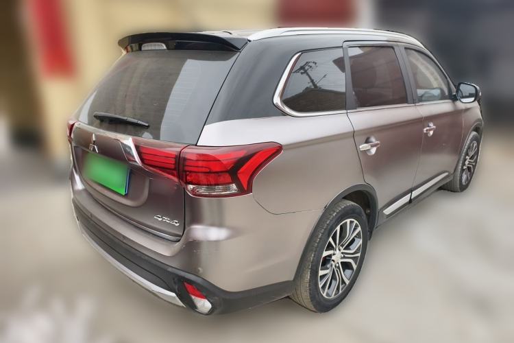 Used Mitsubishi Outlander 2016 2.4L 4x4 Luxury Edition 7-Seater Rear Right 45 Deg