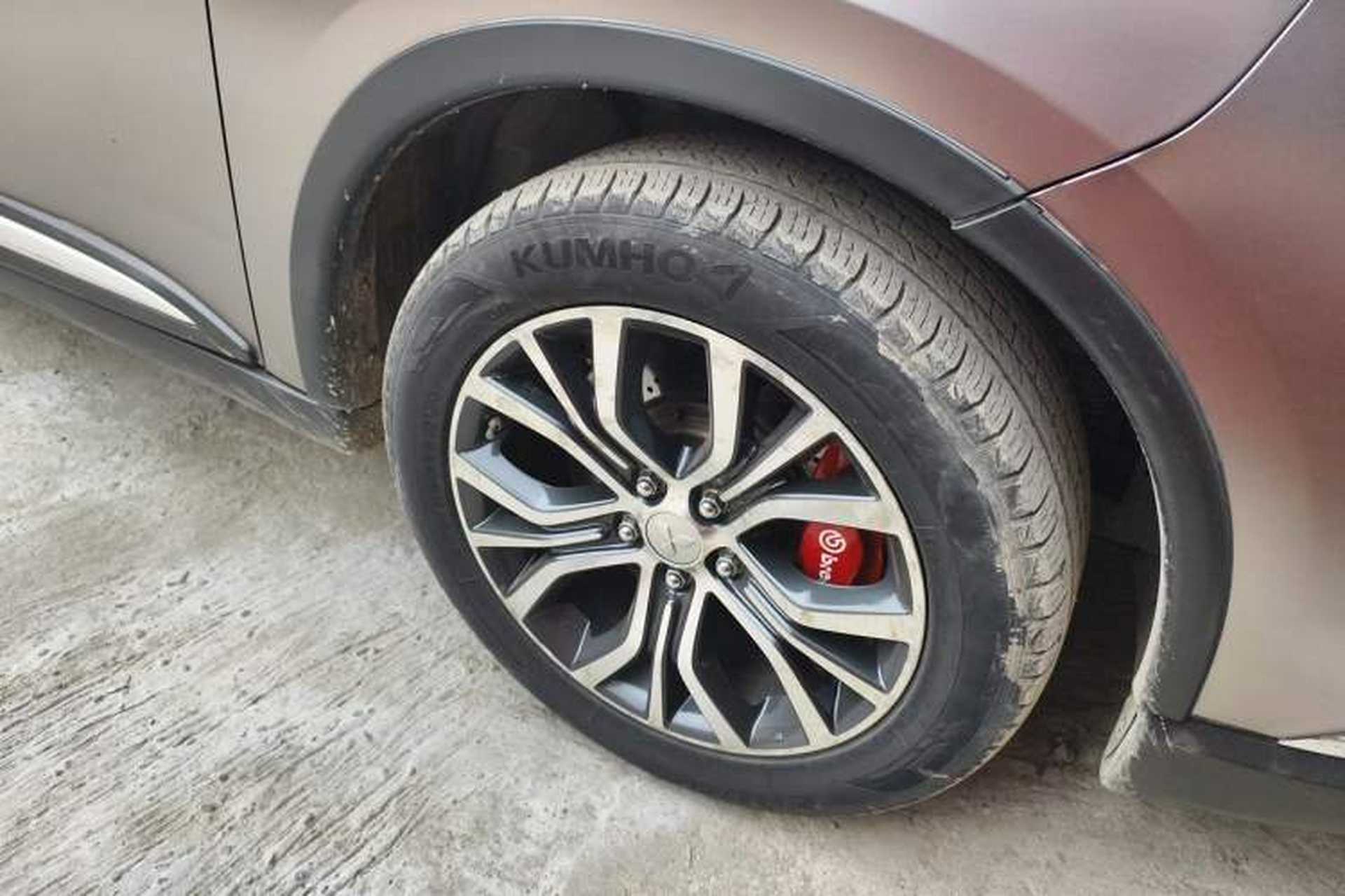 Used Mitsubishi Outlander 2016 2.4L 4x4 Luxury Edition 7-Seater Right Front Wheel Hub