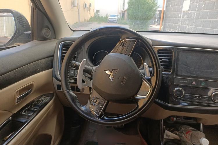 Used Mitsubishi Outlander 2016 2.4L 4x4 Elite Edition 5 Seats Steering Wheel