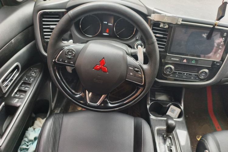 Used Mitsubishi Outlander 2016 2.4L 4x4 Luxury Edition 7-Seater Steering Wheel