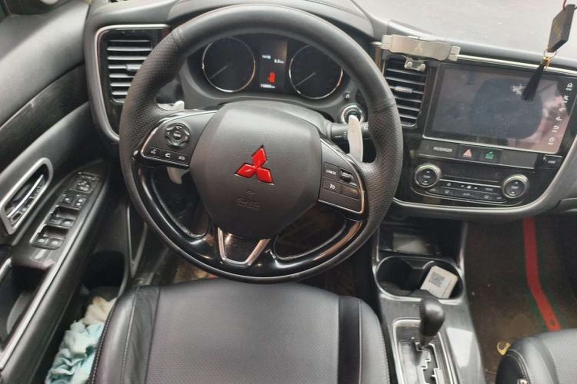 Used Mitsubishi Outlander 2016 2.4L 4x4 Luxury Edition 7-Seater Steering Wheel