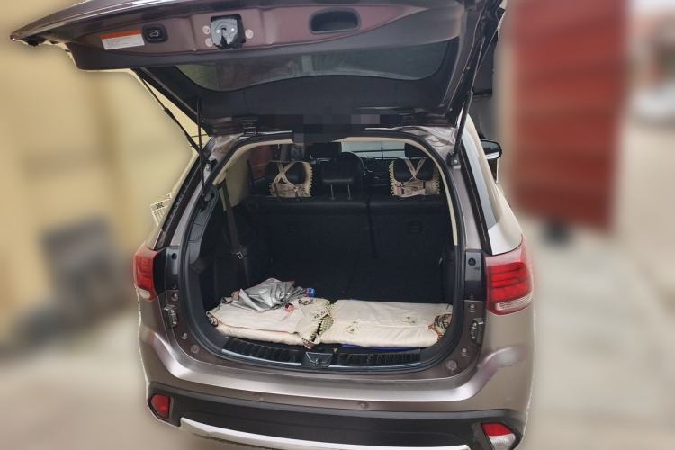 Used Mitsubishi Outlander 2016 2.4L 4x4 Luxury Edition 7-Seater Trunk