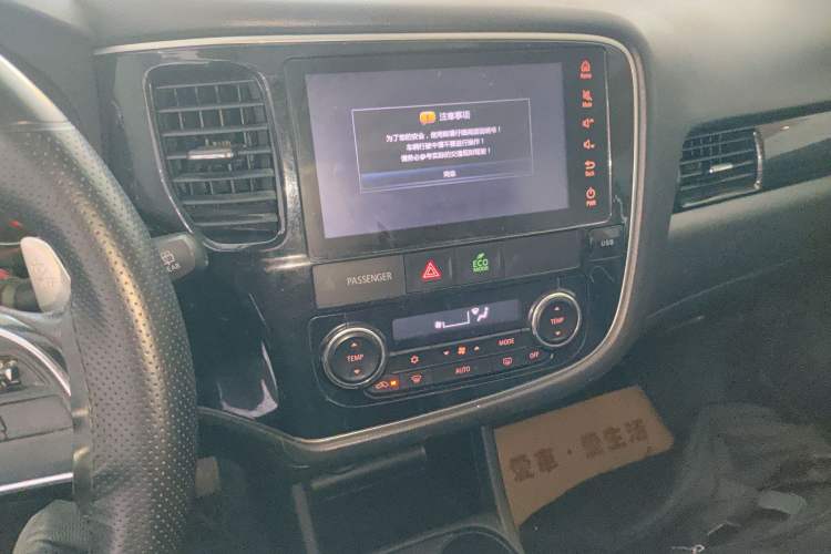 Used Mitsubishi Outlander 2016 2.4L 4x4 Elite Edition 5 Seats Audio And AC Panel