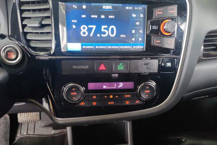 Used Mitsubishi Outlander 2016 2.4L 4x4 Elite Edition 5 Seats Audio And AC Panel