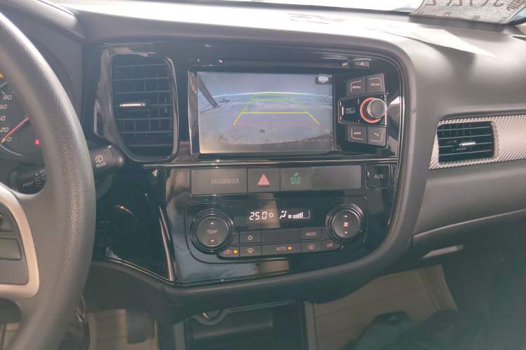 Used Mitsubishi Outlander 2016 2.0L Two-Wheel Drive Comfort Edition 5 Seats Audio And AC Panel