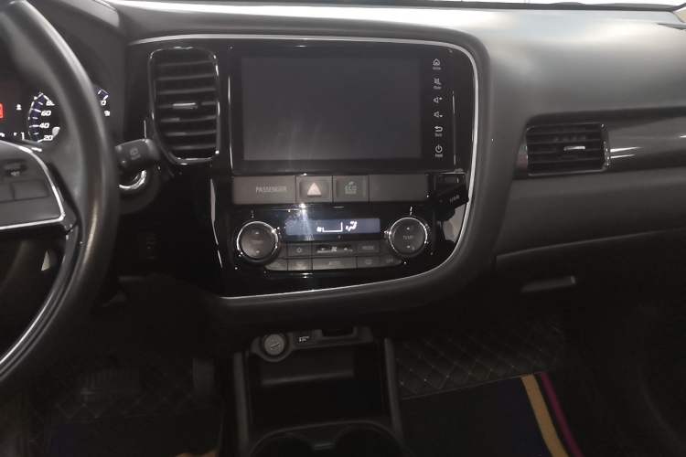 Used Mitsubishi Outlander 2016 2.4L 4x4 Elite Edition 5 Seats Audio And AC Panel