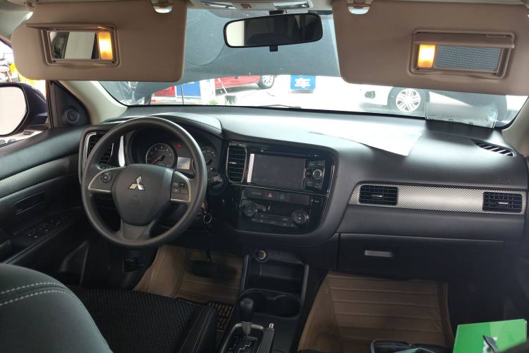 Used Mitsubishi Outlander 2016 2.0L Two-Wheel Drive Comfort Edition 5 Seats Center Console
