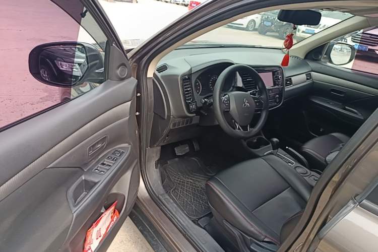 Used Mitsubishi Outlander 2016 2.0L Two-Wheel Drive Value Edition 5 Seats Driver Seat