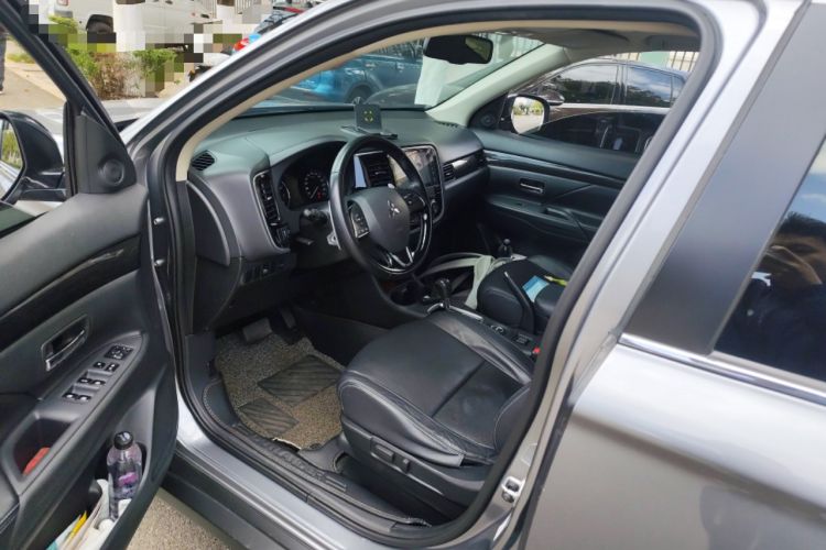 Used Mitsubishi Outlander 2016 2.4L 4x4 Elite Edition 5 Seats Driver Seat