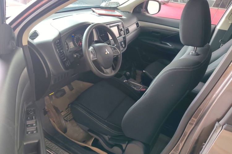 Used Mitsubishi Outlander 2016 2.0L Two-Wheel Drive Comfort Edition 5 Seats Driver Seat