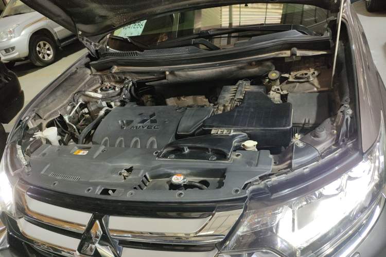 Used Mitsubishi Outlander 2016 2.4L 4x4 Luxury Edition 7-Seater Engine Bay