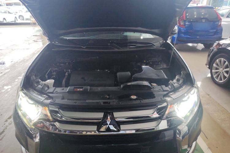 Used Mitsubishi Outlander 2016 2.4L 4x4 Elite Edition 5 Seats Engine Bay