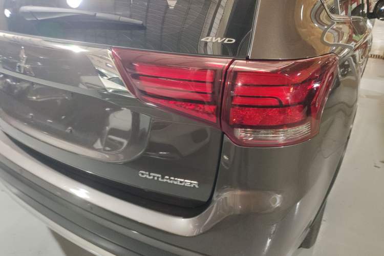 Used Mitsubishi Outlander 2016 2.4L 4x4 Luxury Edition 7-Seater Exterior 1