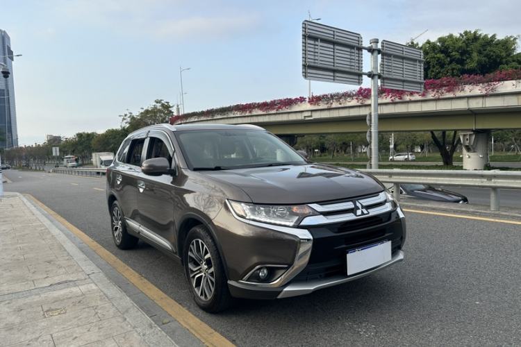 Used Mitsubishi Outlander 2016 2.4L 4x4 Luxury Edition 7-Seater Exterior 10
