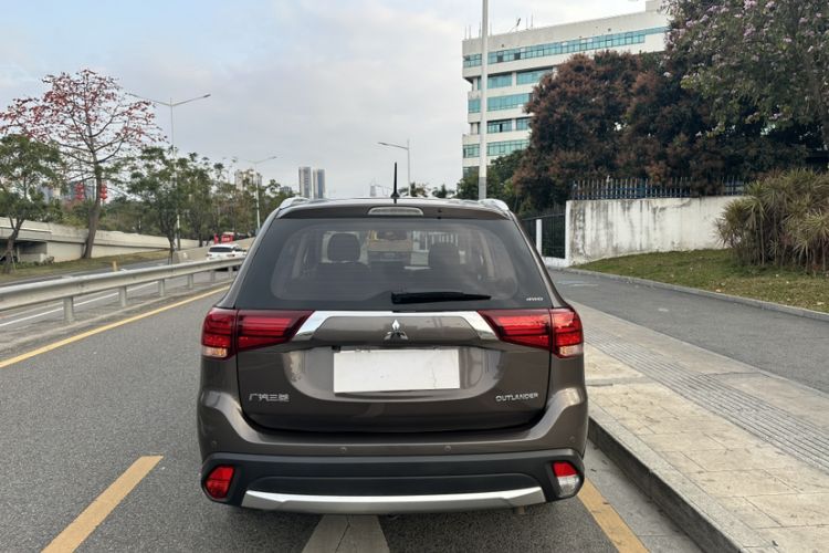 Used Mitsubishi Outlander 2016 2.4L 4x4 Luxury Edition 7-Seater Exterior 11