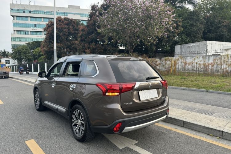Used Mitsubishi Outlander 2016 2.4L 4x4 Luxury Edition 7-Seater Exterior 12