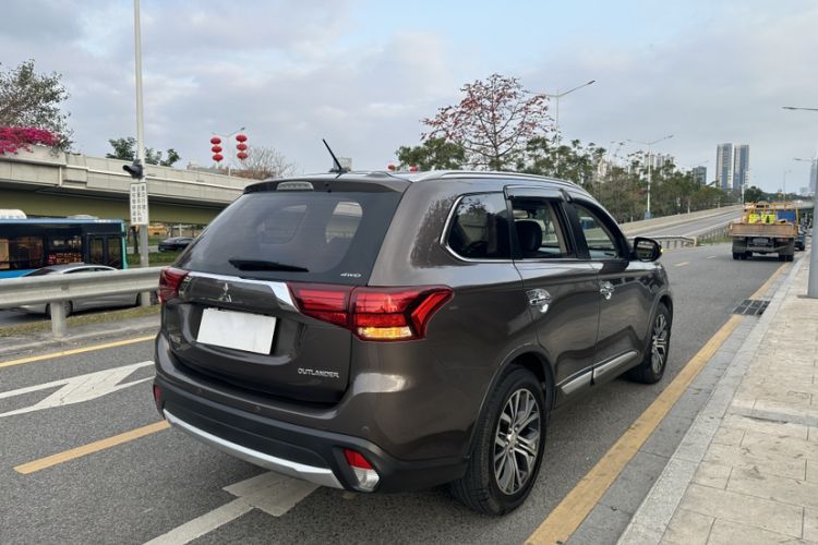 Used Mitsubishi Outlander 2016 2.4L 4x4 Luxury Edition 7-Seater Exterior 14