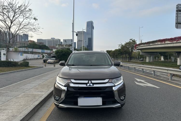 Used Mitsubishi Outlander 2016 2.4L 4x4 Luxury Edition 7-Seater Exterior 15
