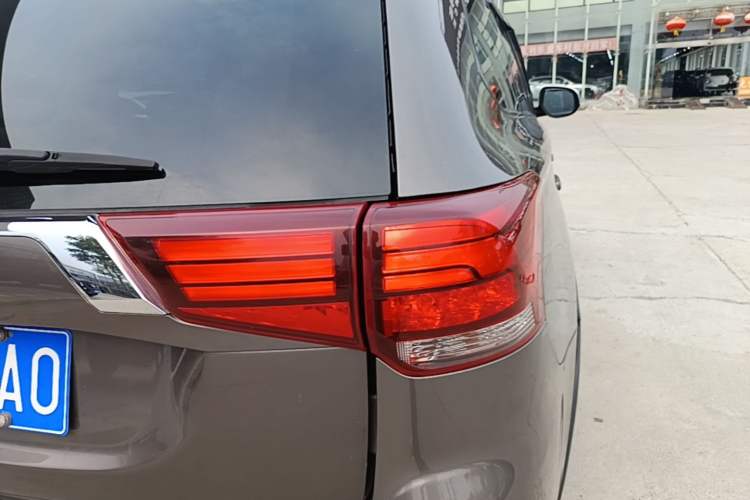 Used Mitsubishi Outlander 2016 2.0L Two-Wheel Drive Value Edition 5 Seats Exterior 3
