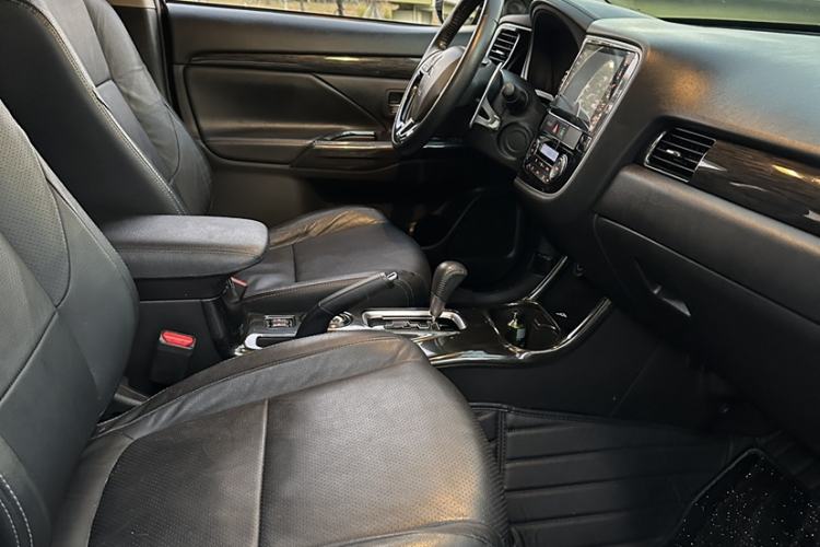 Used Mitsubishi Outlander 2016 2.4L 4x4 Luxury Edition 7-Seater Exterior 4
