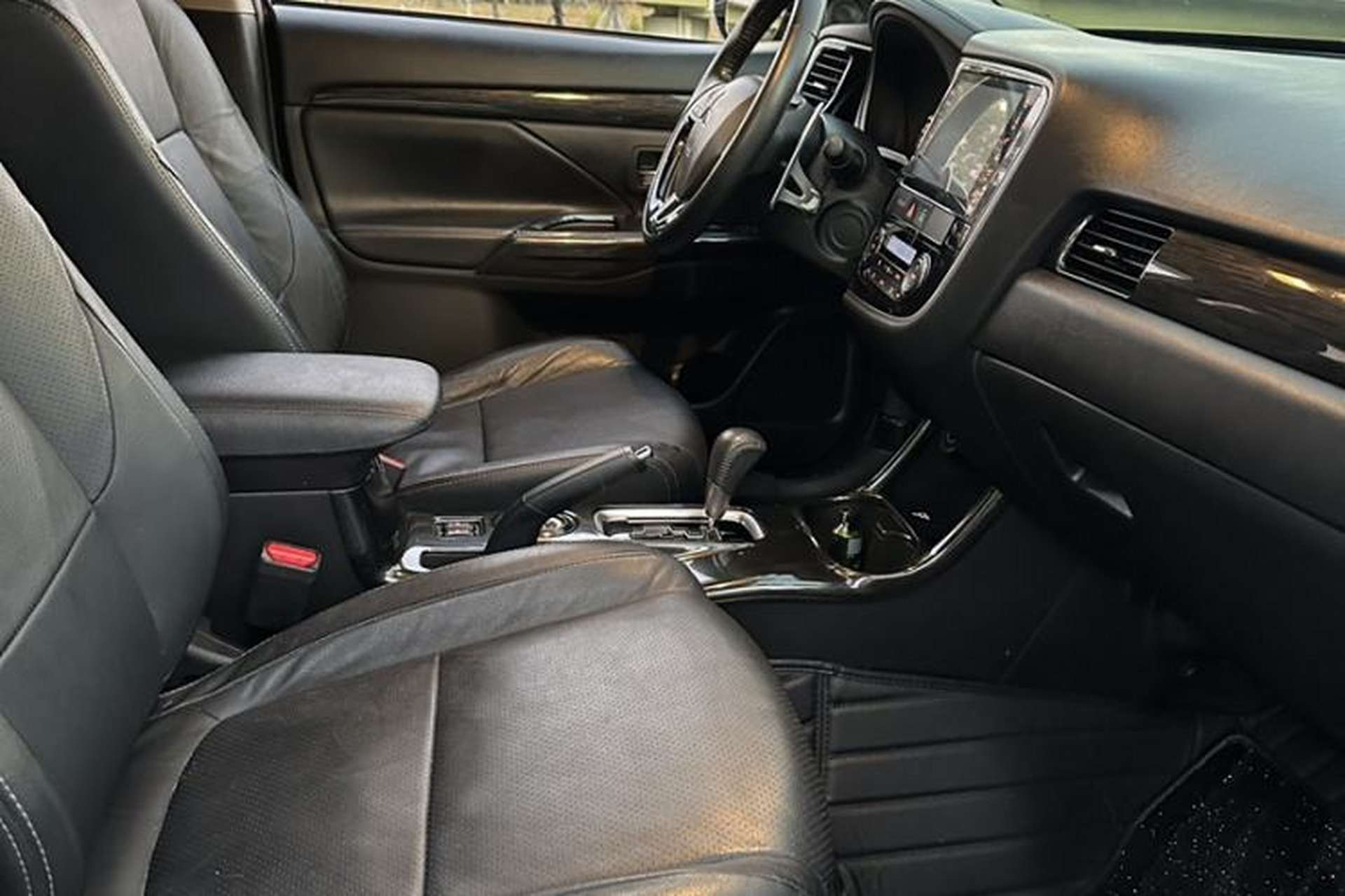 Used Mitsubishi Outlander 2016 2.4L 4x4 Luxury Edition 7-Seater Exterior 4