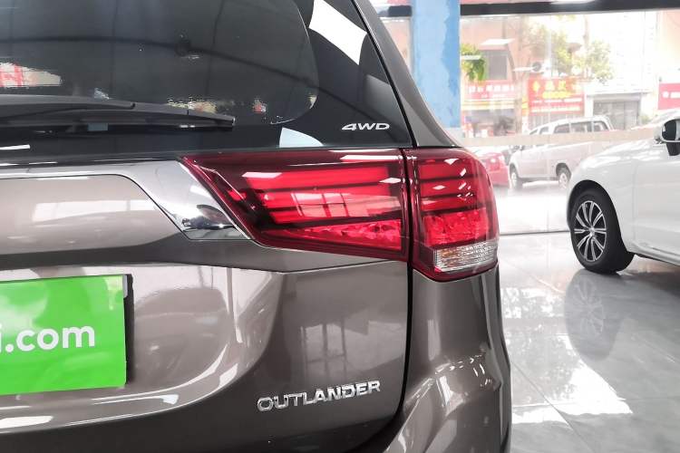 Used Mitsubishi Outlander 2016 2.4L 4x4 Elite Edition 5 Seats Exterior 6