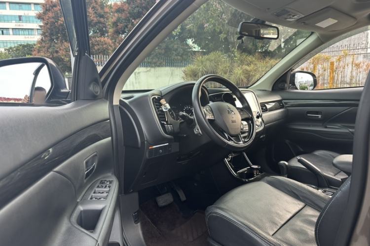 Used Mitsubishi Outlander 2016 2.4L 4x4 Luxury Edition 7-Seater Exterior 8
