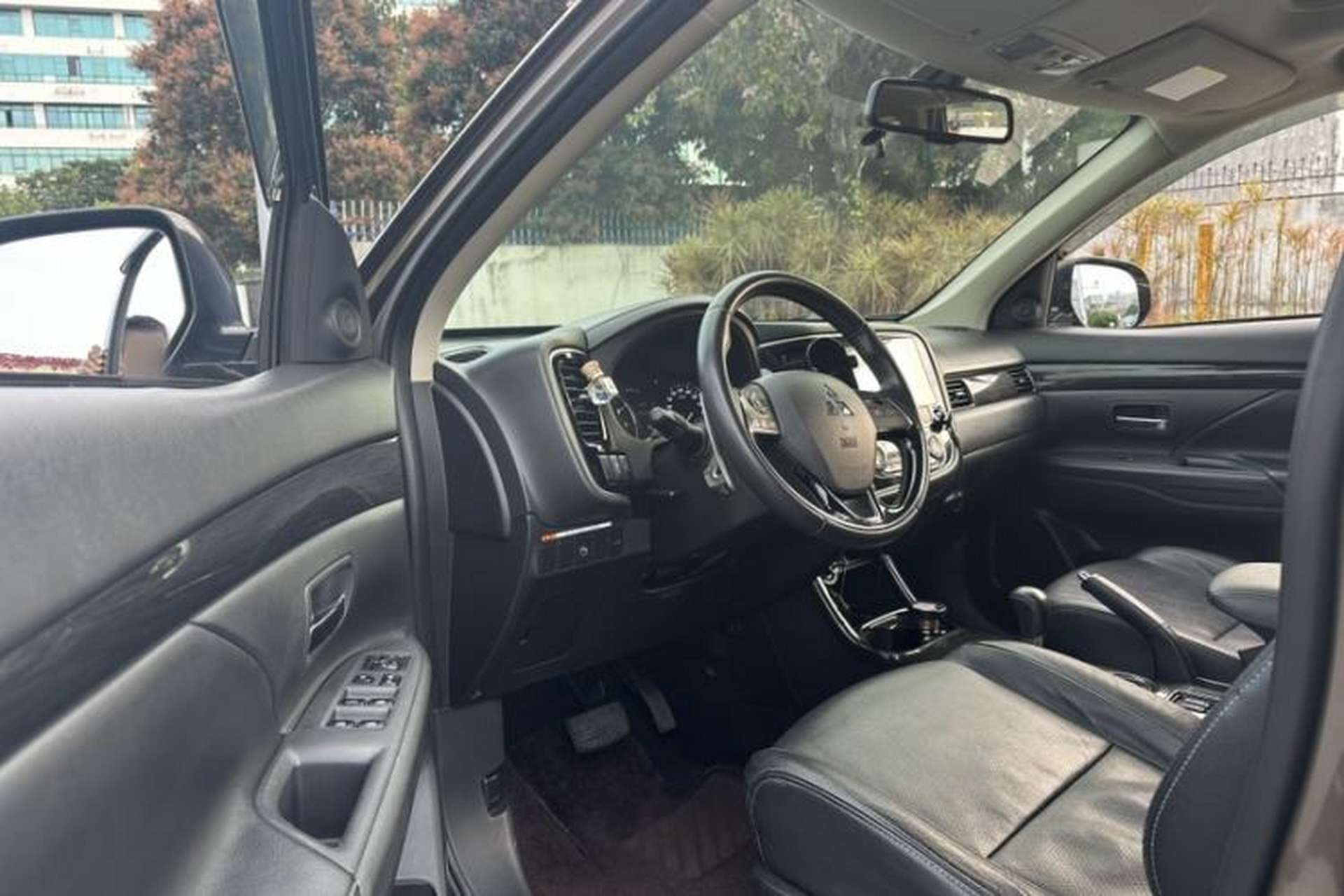 Used Mitsubishi Outlander 2016 2.4L 4x4 Luxury Edition 7-Seater Exterior 8