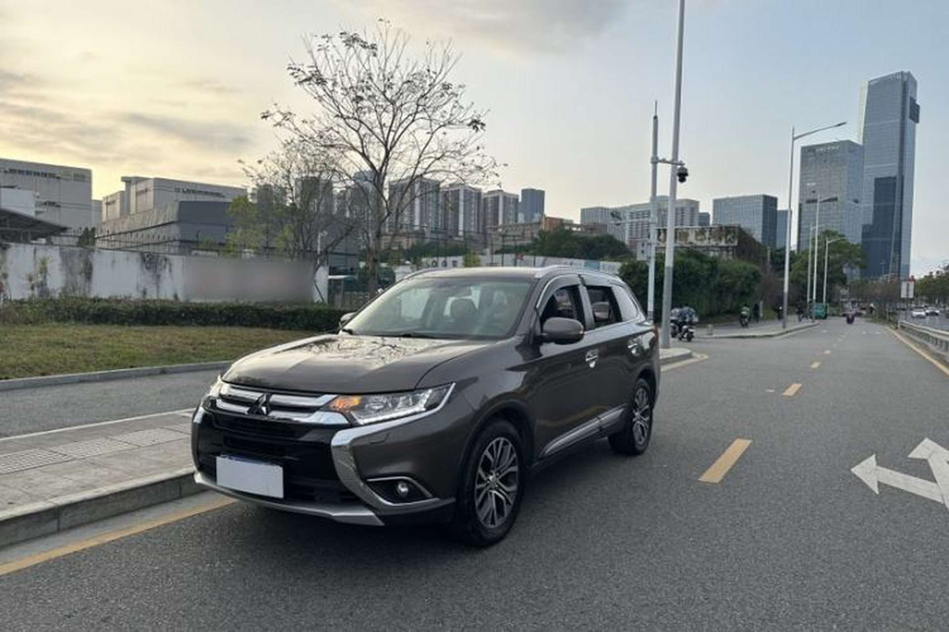 Used Mitsubishi Outlander 2016 2.4L 4x4 Luxury Edition 7-Seater Front Left 45 Deg