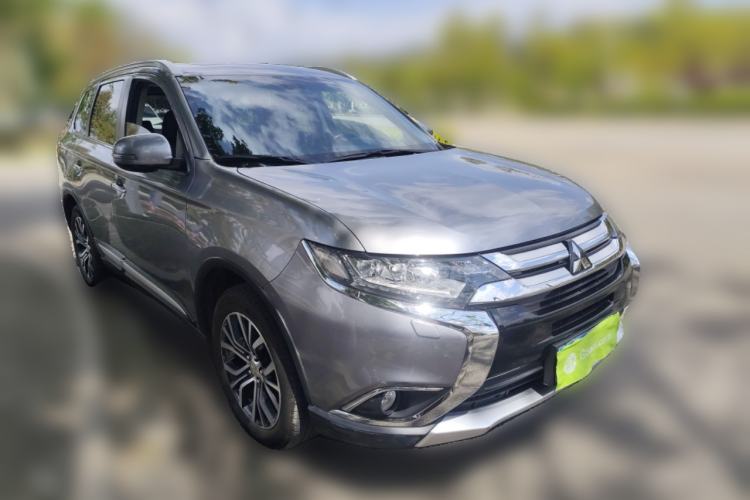 Used Mitsubishi Outlander 2016 2.4L 4x4 Elite Edition 5 Seats Front Right 45 Deg
