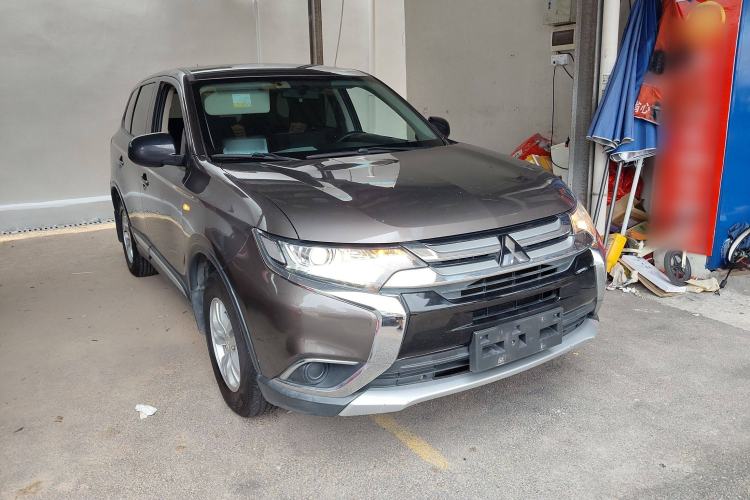 Used Mitsubishi Outlander 2016 2.0L Two-Wheel Drive Comfort Edition 5 Seats Front Right 45 Deg