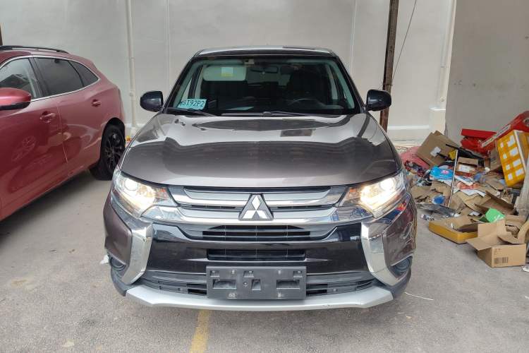Used Mitsubishi Outlander 2016 2.0L Two-Wheel Drive Comfort Edition 5 Seats Front