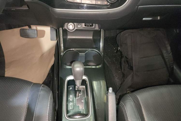 Used Mitsubishi Outlander 2016 2.4L 4x4 Luxury Edition 7-Seater Gear Lever