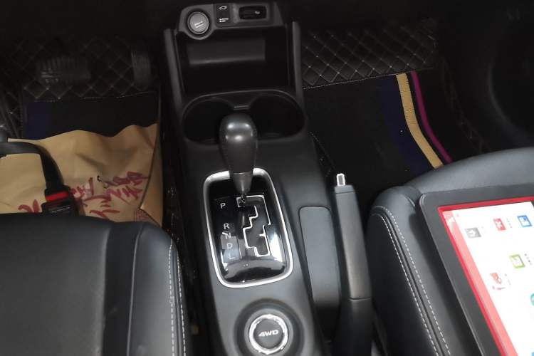 Used Mitsubishi Outlander 2016 2.4L 4x4 Elite Edition 5 Seats Gear Lever