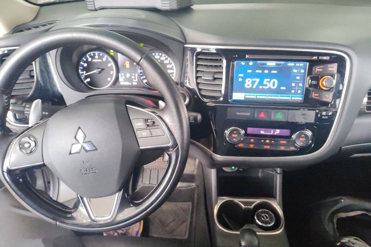 Used Mitsubishi Outlander 2016 2.4L 4x4 Elite Edition 5 Seats Interior 2