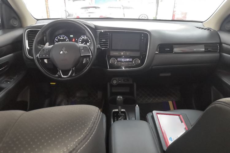 Used Mitsubishi Outlander 2016 2.4L 4x4 Elite Edition 5 Seats Interior 2