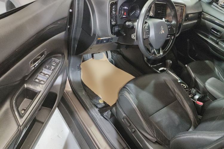 Used Mitsubishi Outlander 2016 2.4L 4x4 Luxury Edition 7-Seater Interior 3