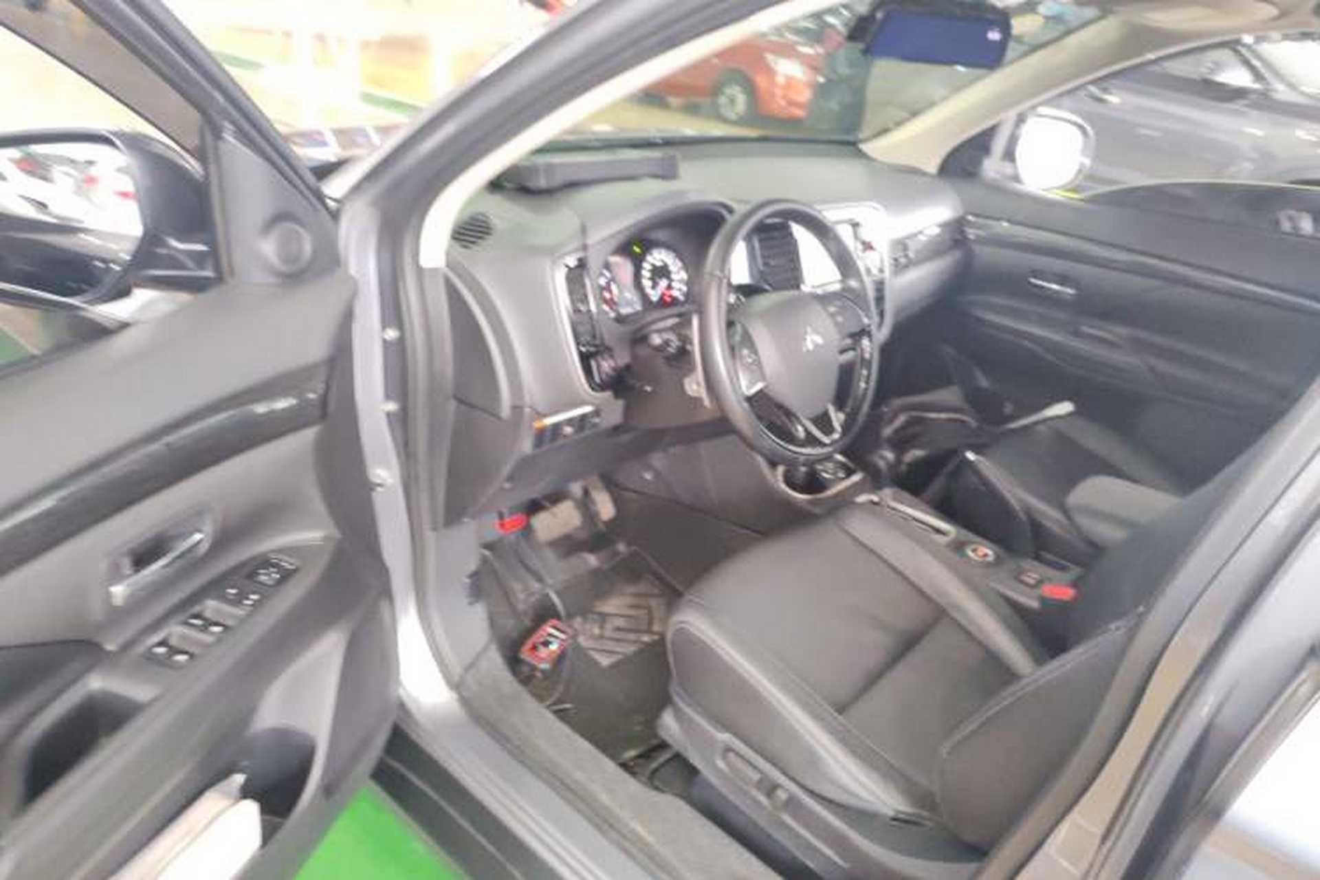 Used Mitsubishi Outlander 2016 2.4L 4x4 Elite Edition 5 Seats Interior 3