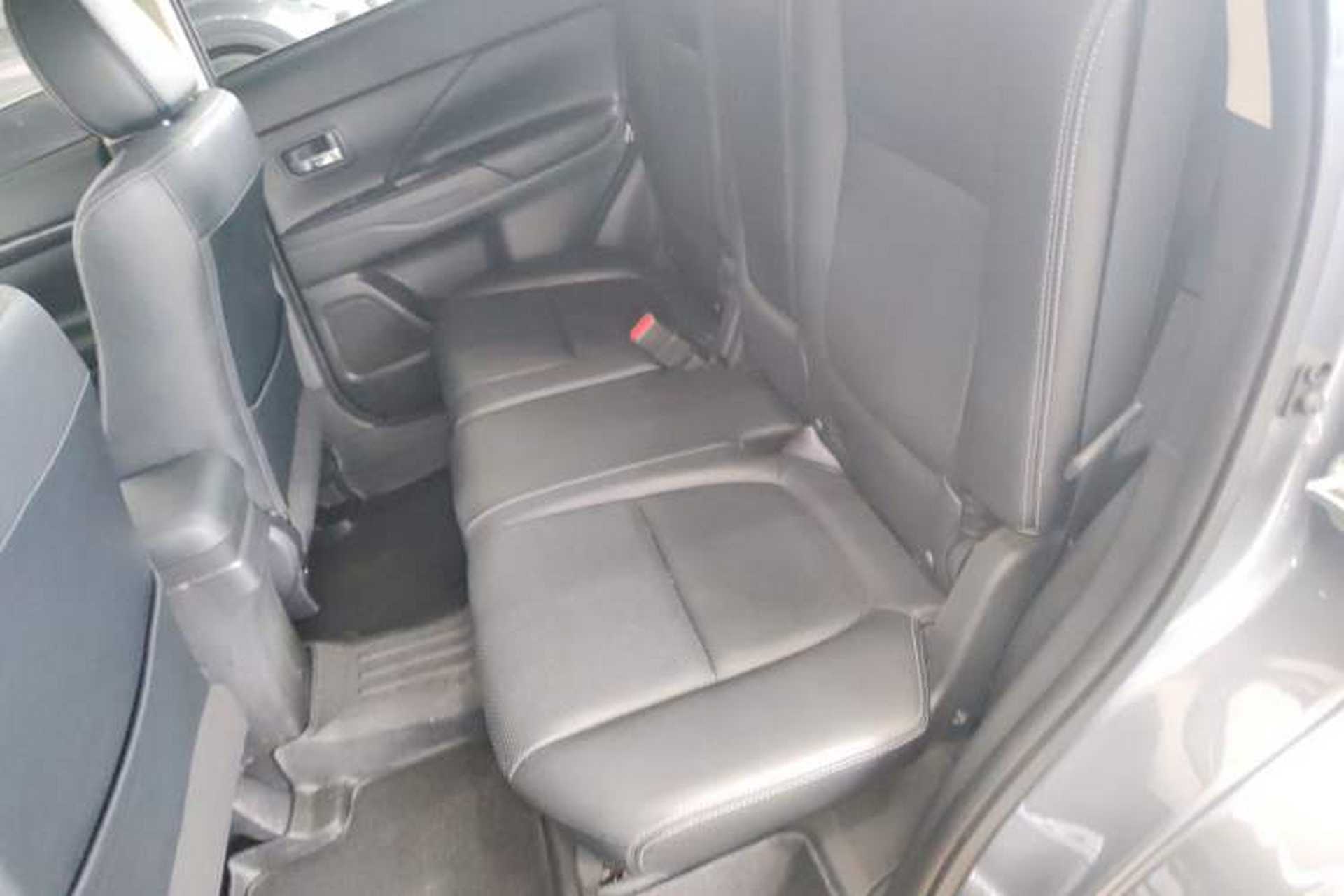 Used Mitsubishi Outlander 2016 2.4L 4x4 Elite Edition 5 Seats Interior 4