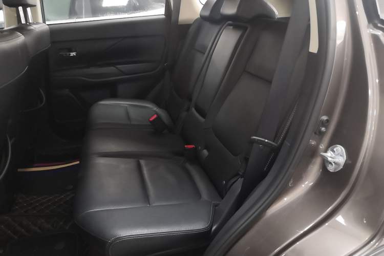 Used Mitsubishi Outlander 2016 2.4L 4x4 Elite Edition 5 Seats Interior 4