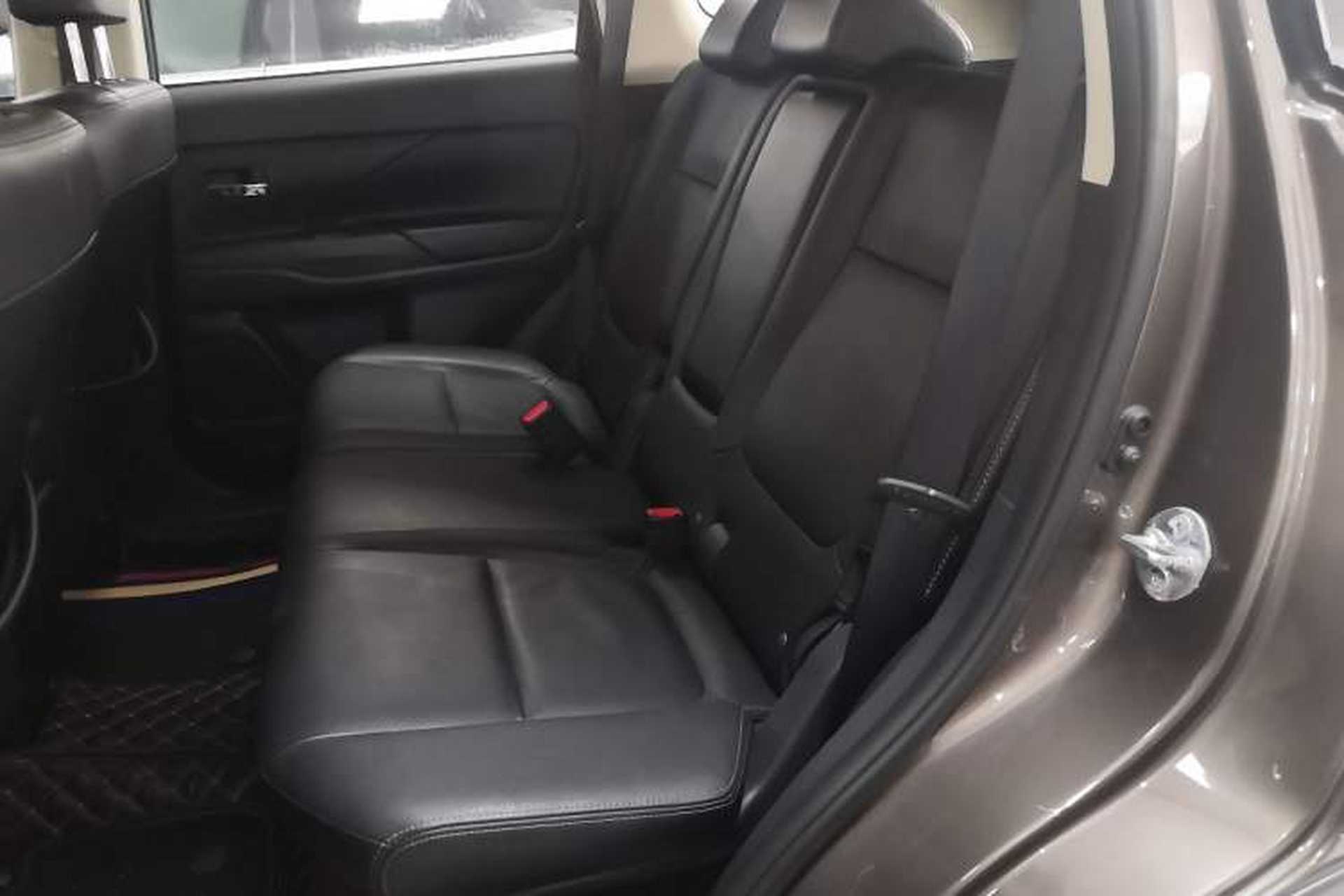 Used Mitsubishi Outlander 2016 2.4L 4x4 Elite Edition 5 Seats Interior 4