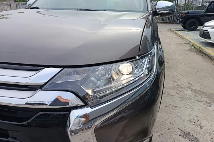 Used Mitsubishi Outlander 2016 2.0L Two-Wheel Drive Value Edition 5 Seats Left Front Headlight
