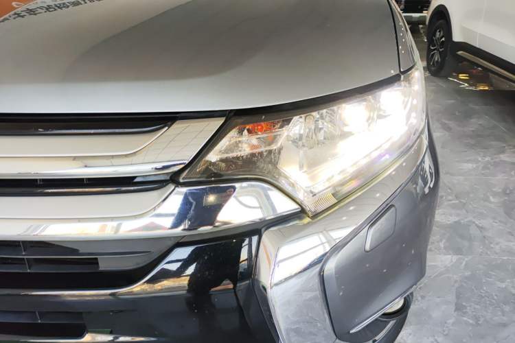 Used Mitsubishi Outlander 2016 2.4L 4x4 Elite Edition 5 Seats Left Front Headlight