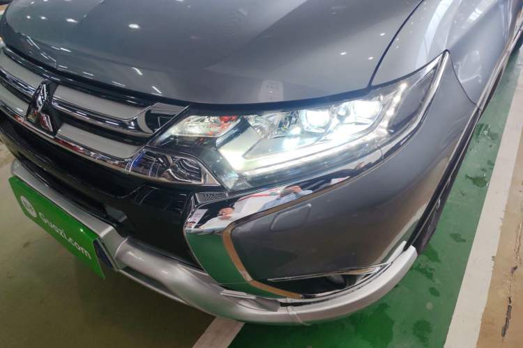 Used Mitsubishi Outlander 2016 2.4L 4x4 Elite Edition 5 Seats Left Front Headlight