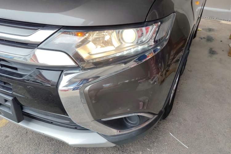 Used Mitsubishi Outlander 2016 2.0L Two-Wheel Drive Comfort Edition 5 Seats Left Front Headlight