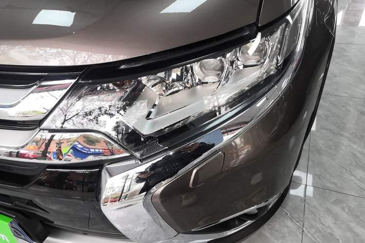 Used Mitsubishi Outlander 2016 2.4L 4x4 Elite Edition 5 Seats Left Front Headlight