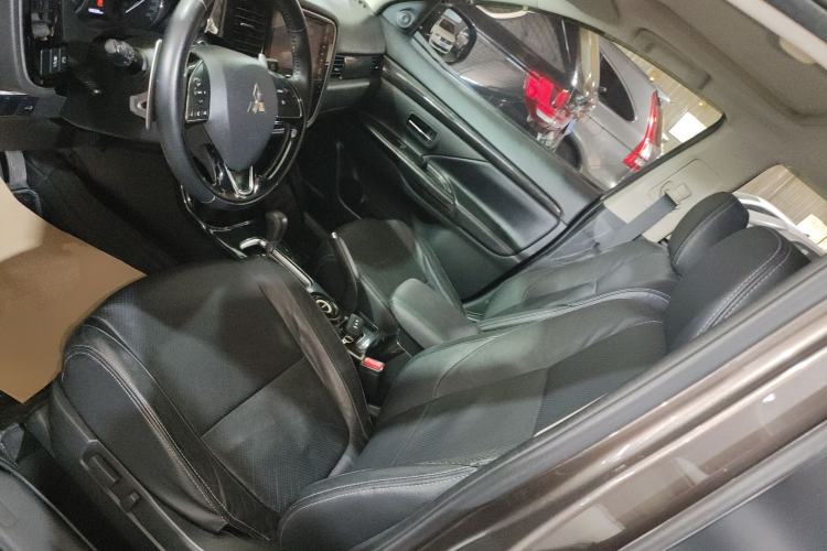 Used Mitsubishi Outlander 2016 2.4L 4x4 Luxury Edition 7-Seater Left Front Seat