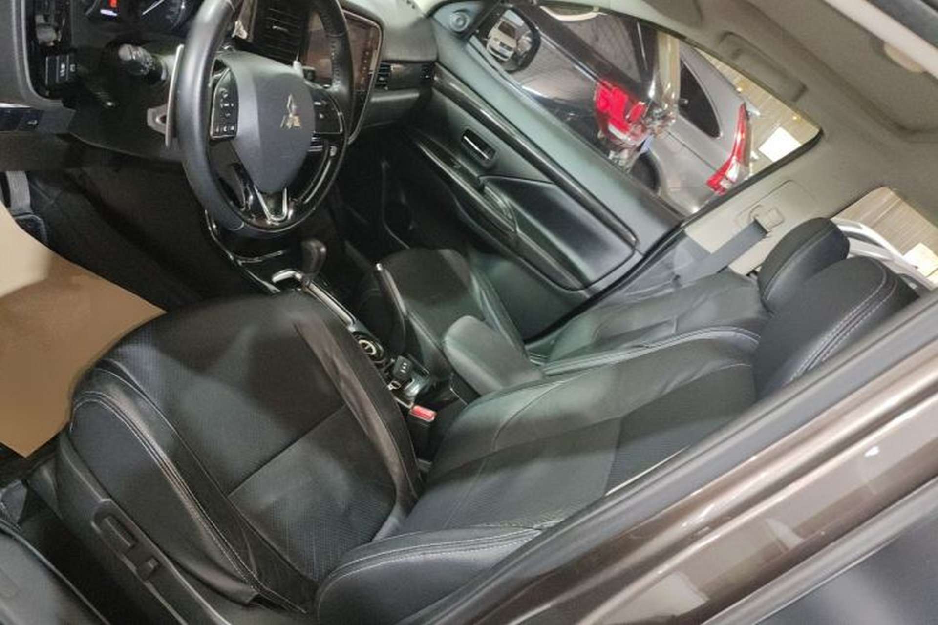 Used Mitsubishi Outlander 2016 2.4L 4x4 Luxury Edition 7-Seater Left Front Seat