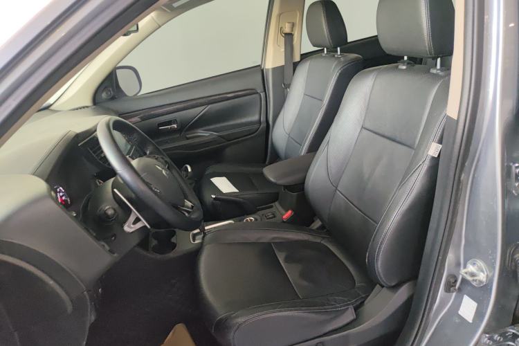 Used Mitsubishi Outlander 2016 2.4L 4x4 Elite Edition 5 Seats Left Front Seat
